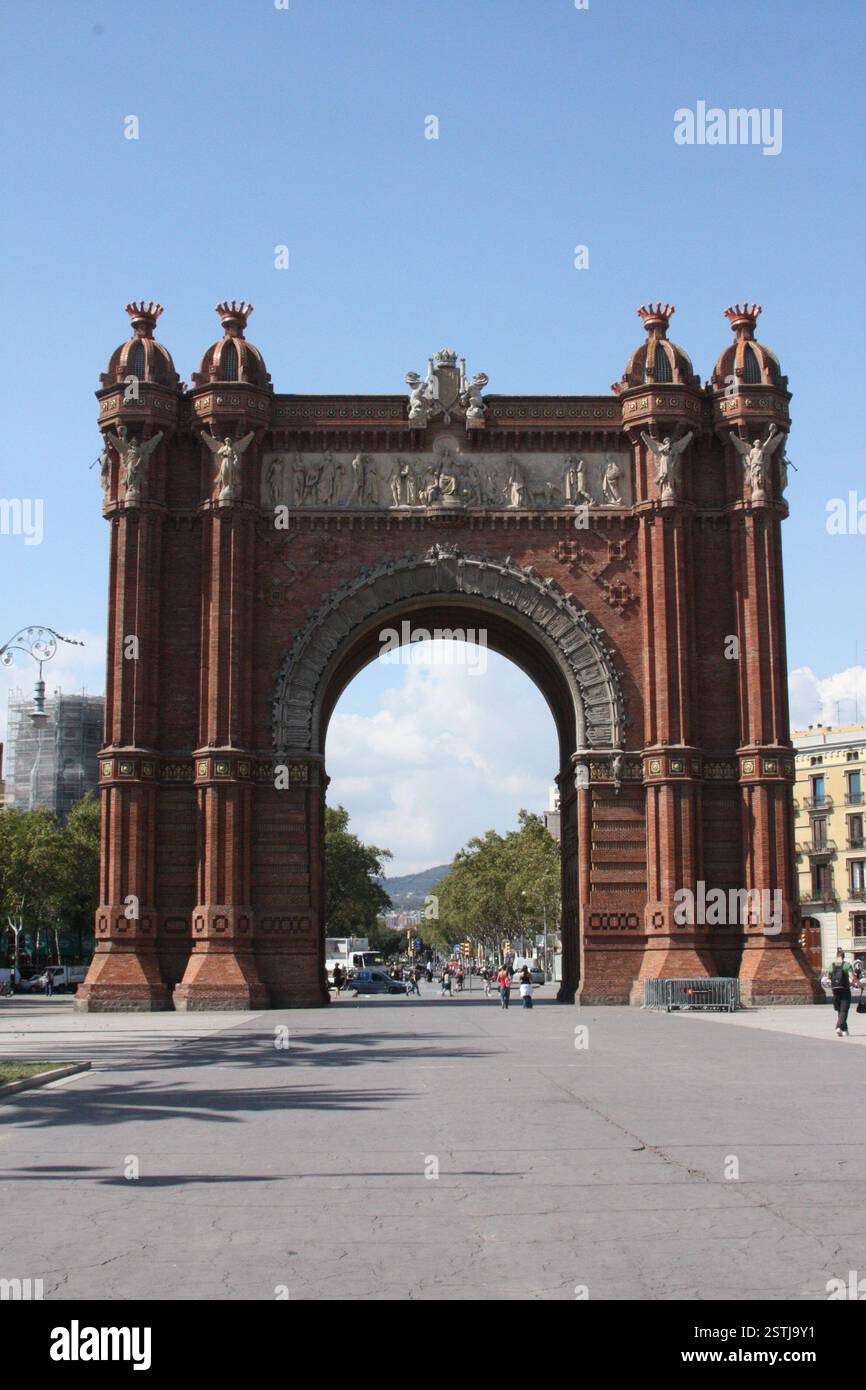 Arc de Triumph in Barcelona, vollständige Frontalansicht. Architektonisches Denkmal, historisches Wahrzeichen, Touristenziel, sonniger Tag, urbane Szene Stockfoto
