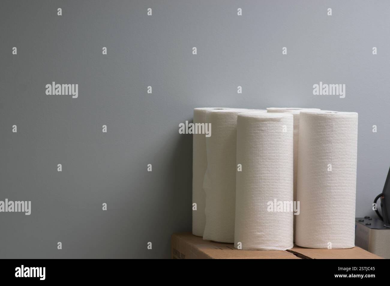 Papiertuchrollen in einem Bürolagerraum Stockfoto