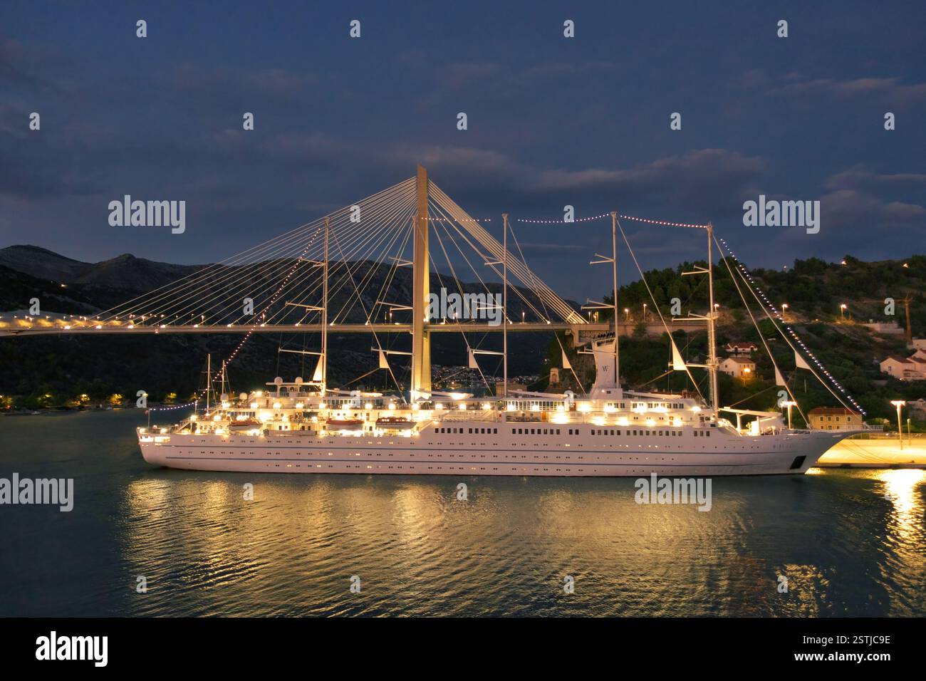 MSY Wind Surf at Night, es ist ein fünfmastiger Staysail-Schoner, der eines der größten Segelkreuzschiffe der Welt ist, Dubrovnik, Kroatien, Stockfoto