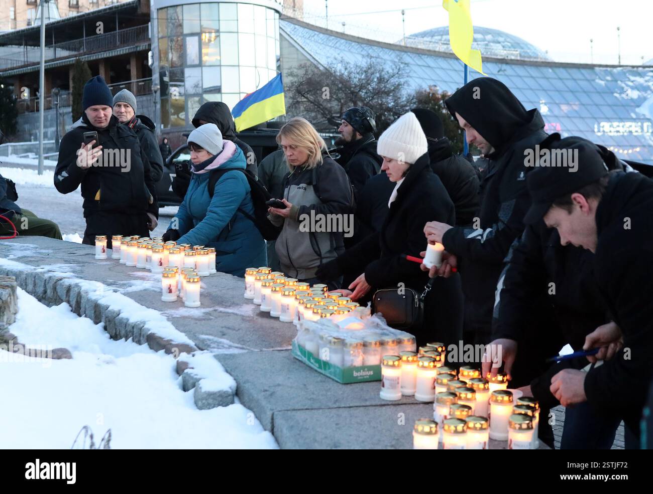 Nicht exklusiv: KIEW, UKRAINE - 18. FEBRUAR 2025 - die Teilnehmer zünden die Kerzen während der Blumenverlegung zum Gedenken an die Helden des H an Stockfoto
