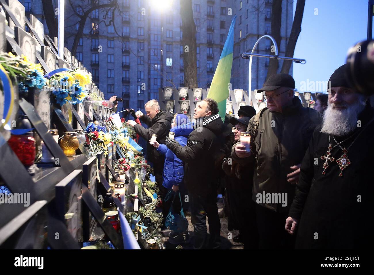 Nicht exklusiv: KIEW, UKRAINE - 18. FEBRUAR 2025 - Teilnehmer der Blumenverlegung zum Gedenken an die Helden der Himmlischen Hundert auf dem Stockfoto