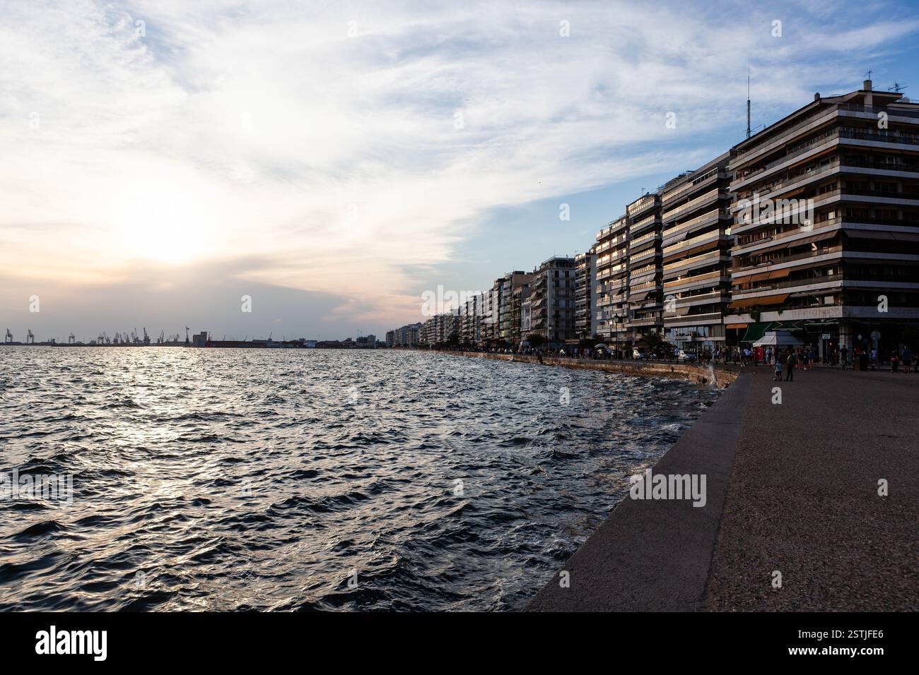 Thessaloniki, Griechenland - 30. Juni 2022: Uferstraße bei Sonnenuntergang. Stockfoto