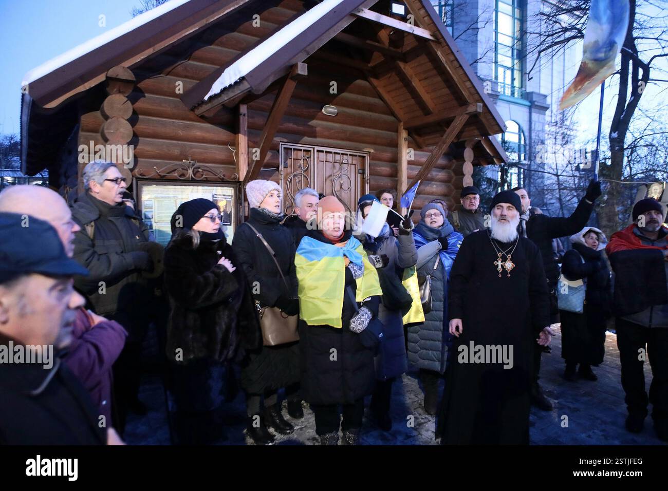 KIEW, UKRAINE - 18. FEBRUAR 2025 - Teilnehmer der Blumenverlegung zum Gedenken an die Helden der Himmlischen Hundert am Tag der sie Stockfoto