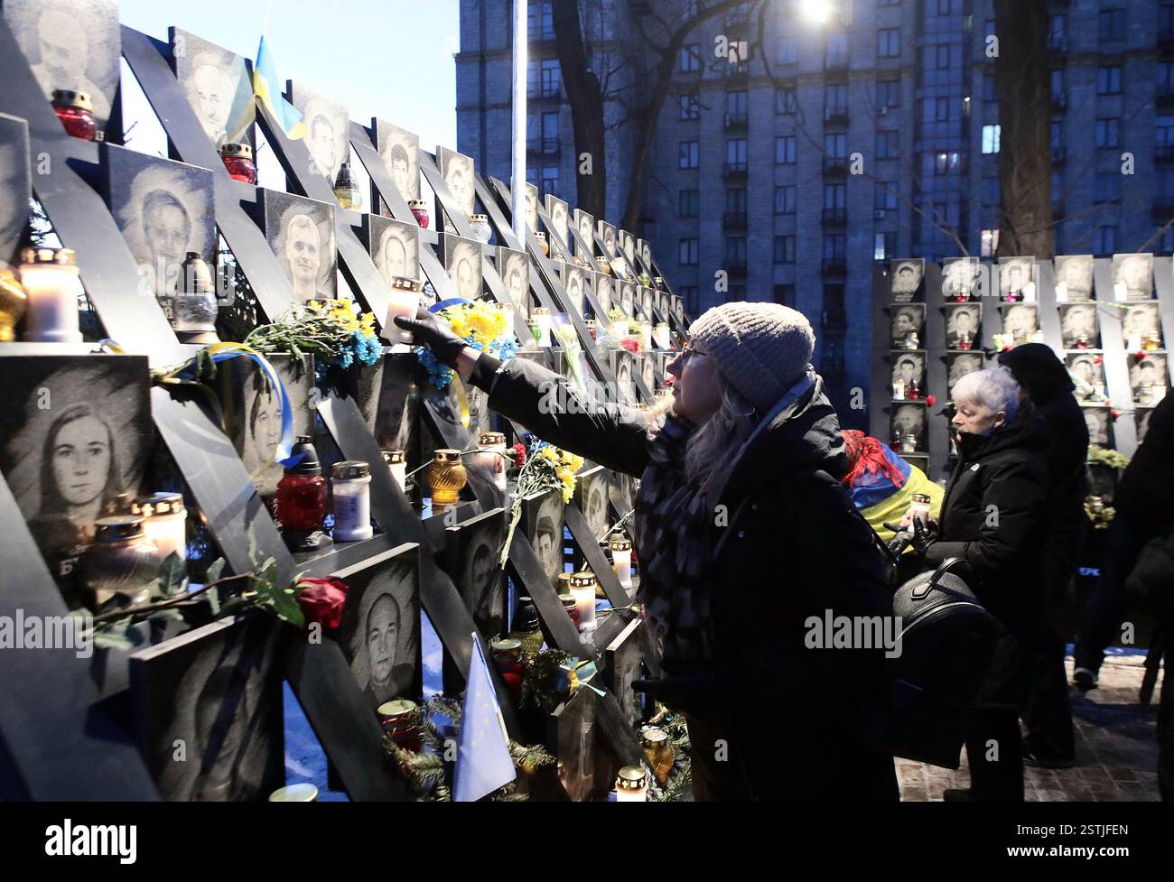 KIEW, UKRAINE - 18. FEBRUAR 2025 - Teilnehmer der Blumenverlegung zum Gedenken an die Helden der Himmlischen Hundert am Tag der sie Stockfoto