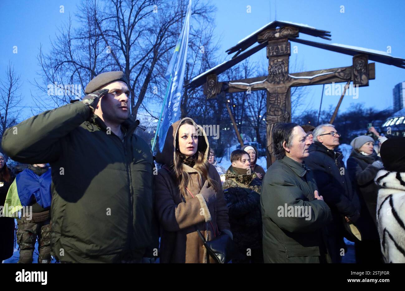 KIEW, UKRAINE - 18. FEBRUAR 2025 - Teilnehmer der Blumenverlegung zum Gedenken an die Helden der Himmlischen Hundert am Tag der sie Stockfoto