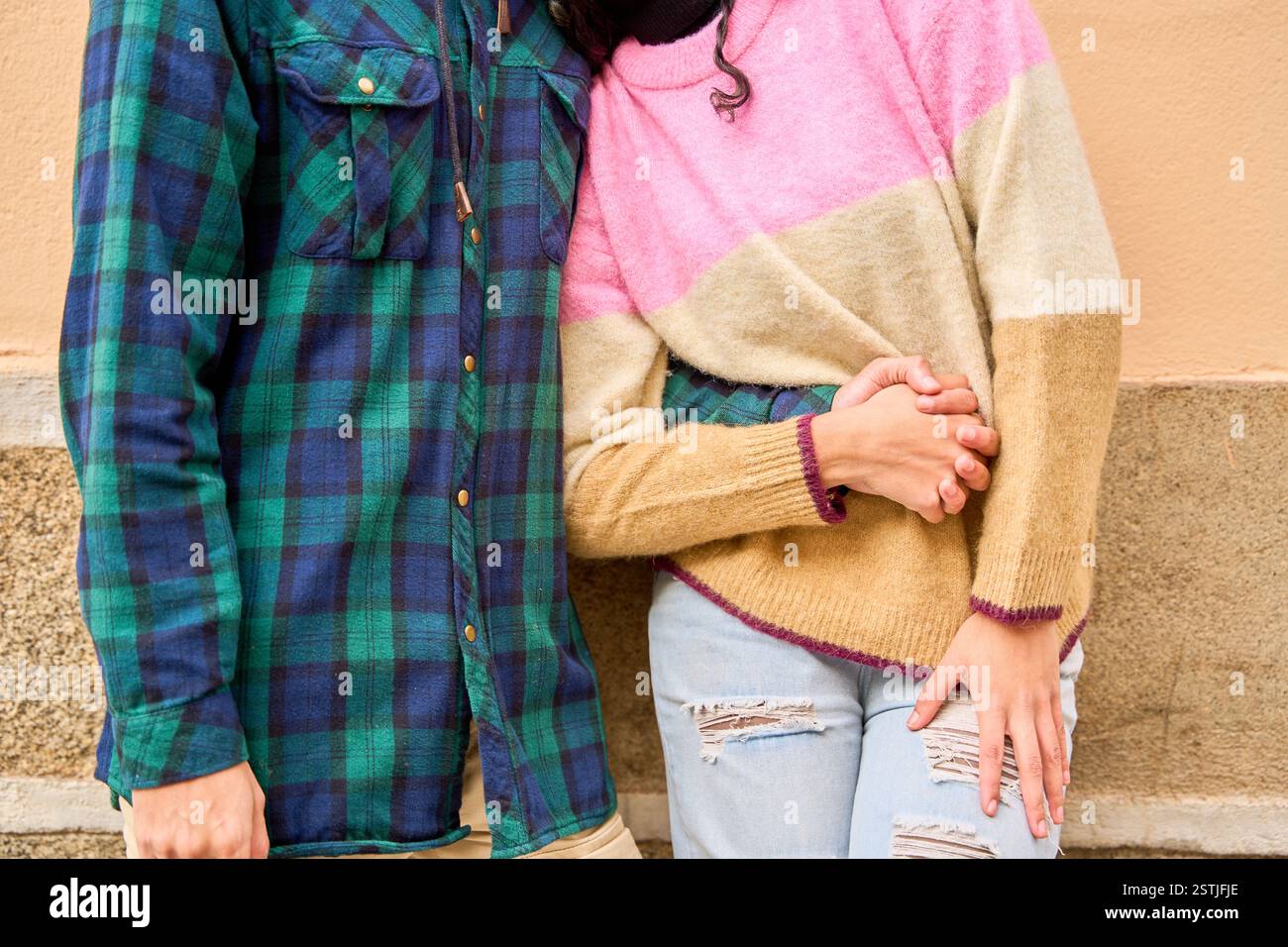 Romantisches Paar, das Hände hält, seine tiefe Liebe und emotionale Verbindung zum Ausdruck bringt, Wärme und Zweisamkeit in seiner Beziehung ausstrahlt Stockfoto