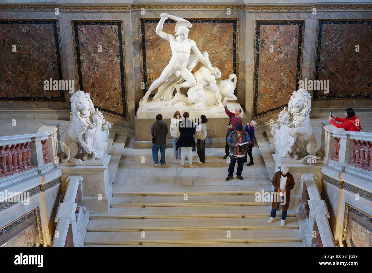 Wien, Österreich. Kunsthistorisches Museum Wien im ersten Bezirk, Marmorskulptur von Antonio Canova (1. November 1757 in Possagno; † 13. Oktober 1822 in Venedig), zunächst im Theseus-Tempel im Volksgarten, 1823 fertiggestellt, ab 1890 im Treppenhaus des Kunsthistorischen Museums, besiegt Theseus den Zentauren Stockfoto