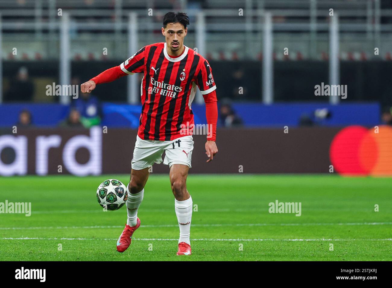 Mailand, Italien. Februar 2025. Tijjani Reijnders vom AC Mailand in Aktion während der Play-offs der UEFA Champions League 2024/25 im zweiten Legs des Fußballspiels zwischen AC Mailand und Feyenoord Rotterdam im San Siro Stadium Credit: Independent Photo Agency/Alamy Live News Stockfoto