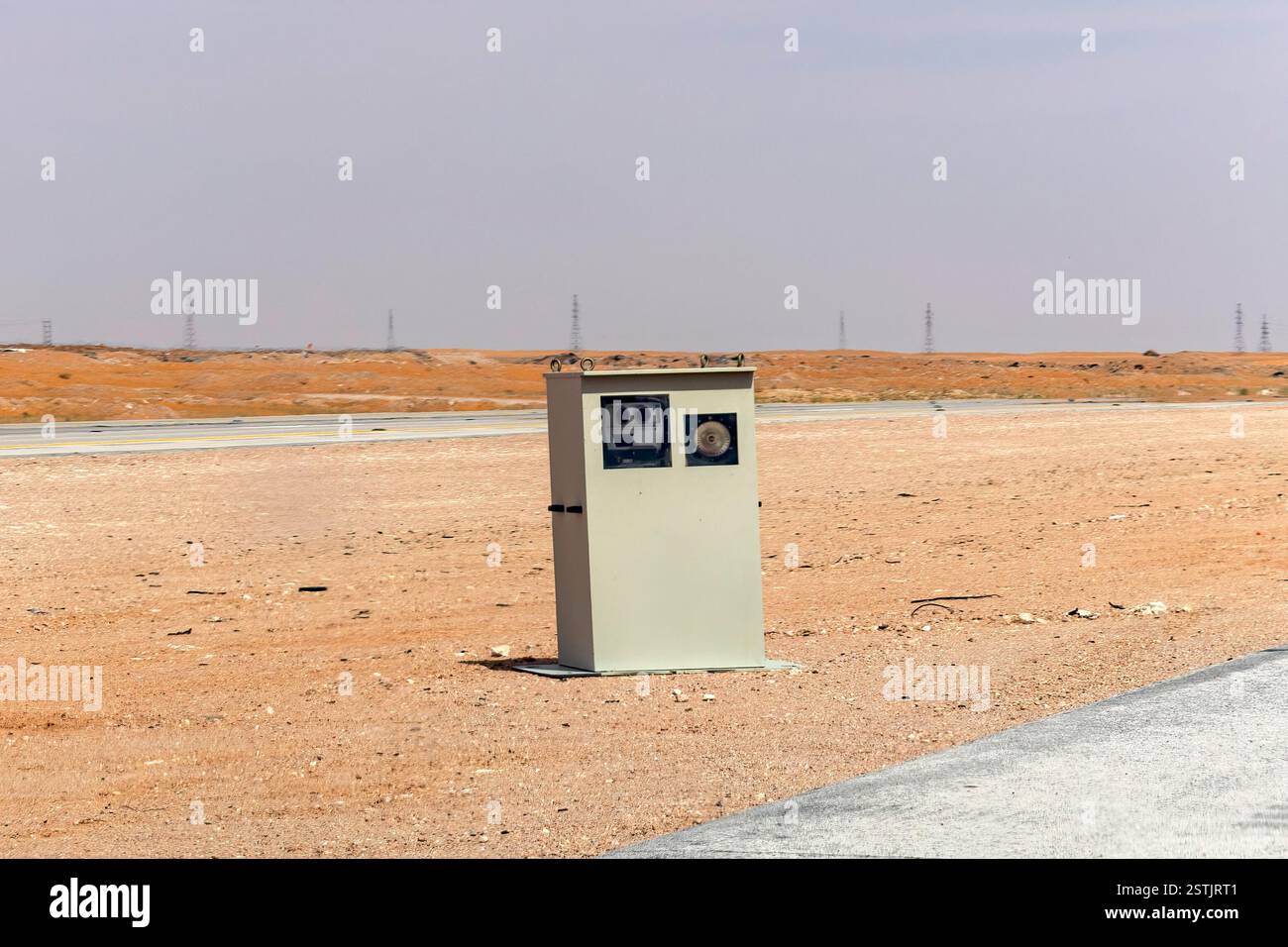Automatische Radarkamera an der Qatar Riyadh Road Stockfoto