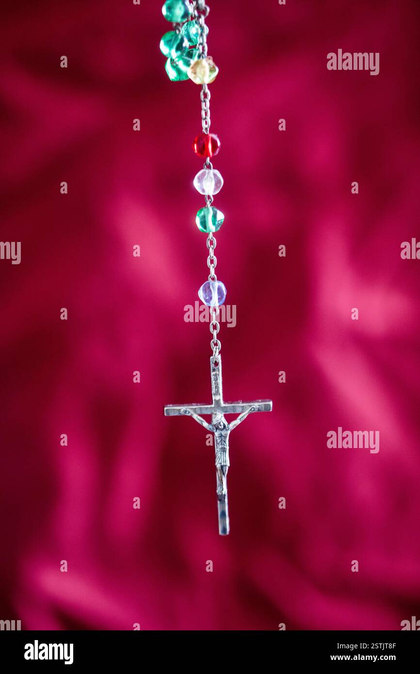 Ein Rosenkranz mit rotem Hintergrund. Stockfoto