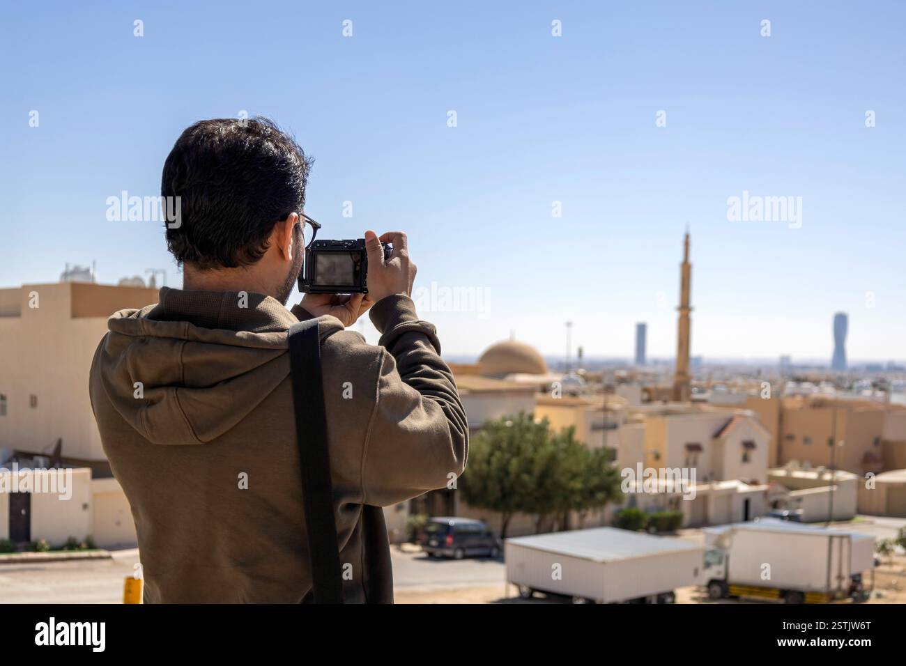 Fotograf oder Reisende mit einer professionellen DSLR-Kamera machen Sie Fotos von der wunderschönen Landschaft von Riad City Stockfoto
