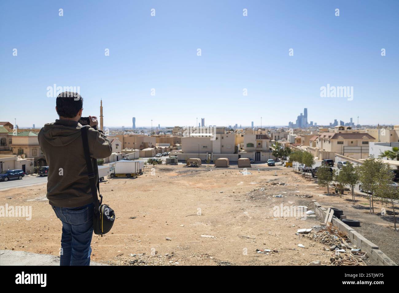 Fotograf oder Reisende mit einer professionellen DSLR-Kamera machen Sie Fotos von der wunderschönen Landschaft von Riad City Stockfoto