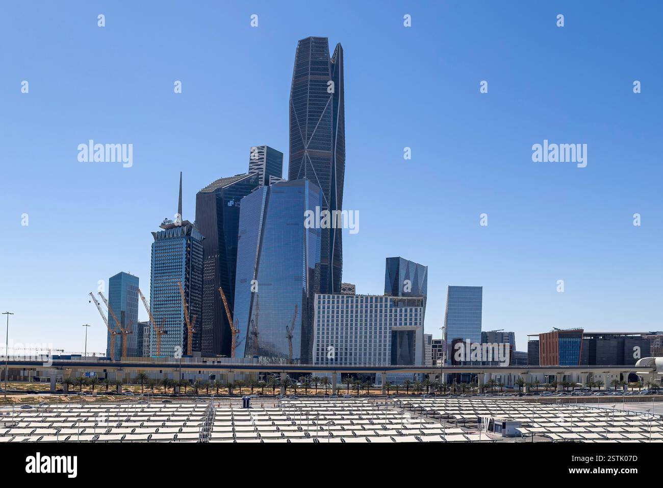 Wunderschöne Skyline von New Riad nach Sonnenuntergang. Riad City Türme in Saudi-Arabien Stockfoto