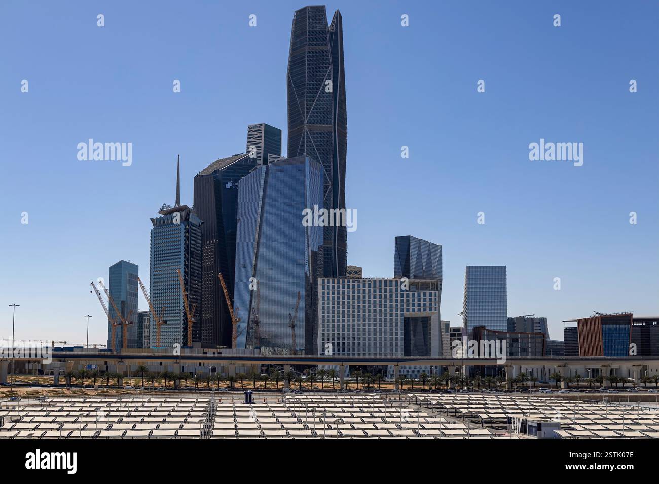 Wunderschöne Skyline von New Riad nach Sonnenuntergang. Riad City Türme in Saudi-Arabien Stockfoto