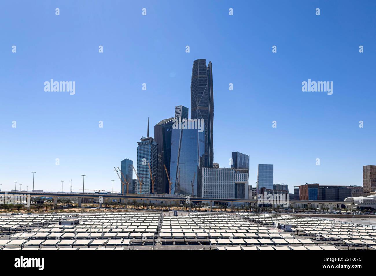 Wunderschöne Skyline von New Riad nach Sonnenuntergang. Riad City Türme in Saudi-Arabien Stockfoto