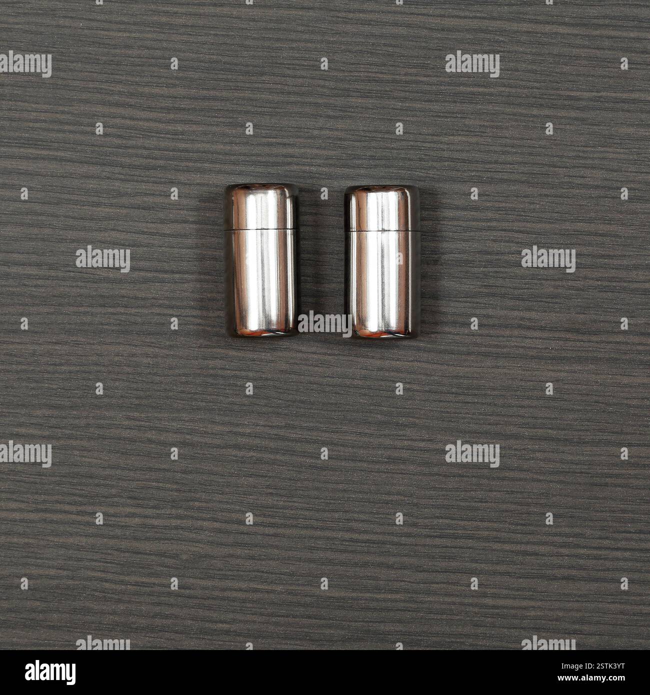 Salz und Pfeffer Silber Shakers am Tisch Stockfoto