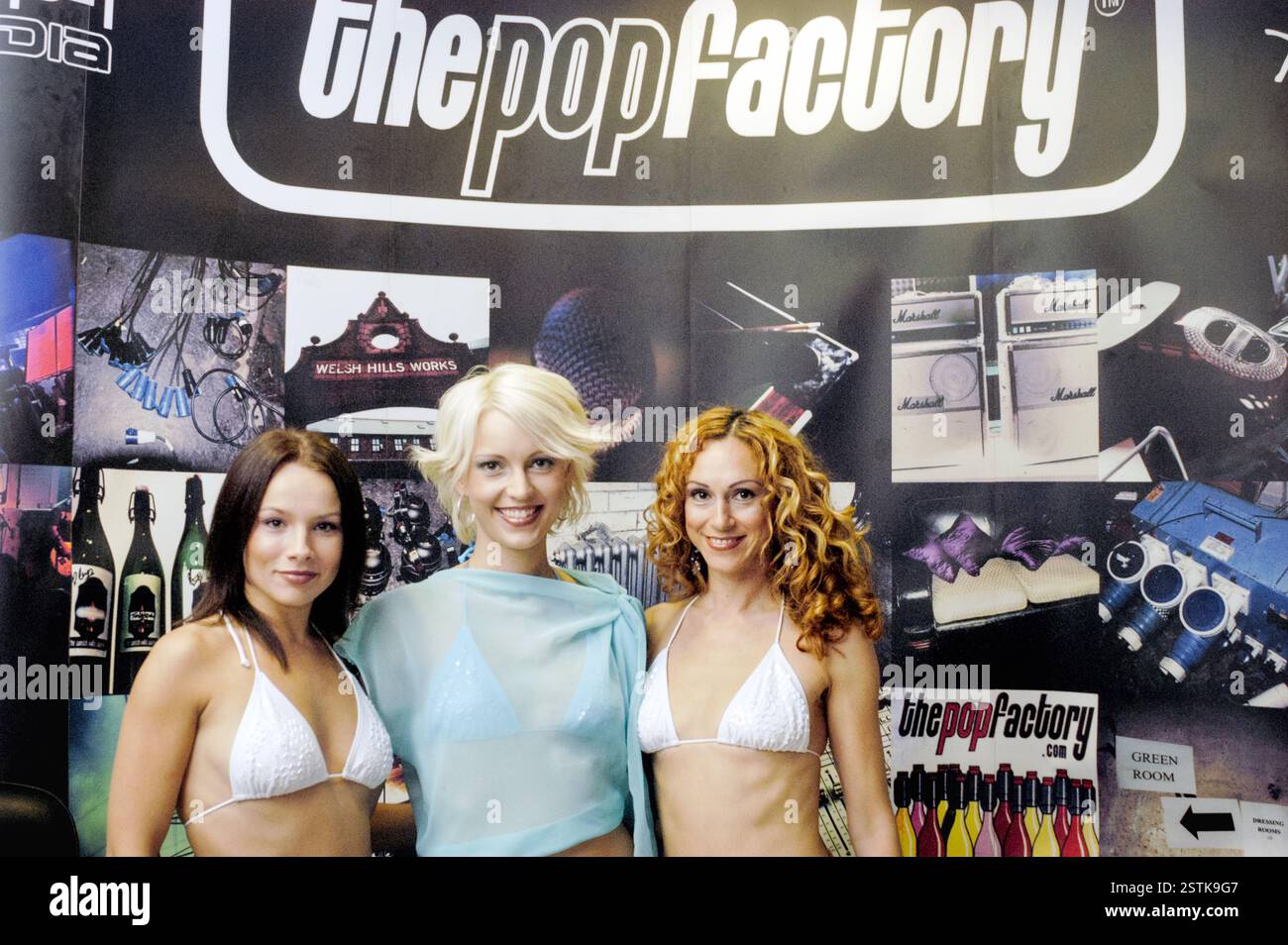 Eurodisco-Act KARAJA bei der Popfactory-TV-Show von ITV in Porth, Südwales, Großbritannien am 24. September 2002. Foto: ROB WATKINS. INFO: Ivana Karaja (* 1978 in Berlin) ist eine deutsche Tanz- und Popmusikerin. Ihre Single She Moves (La La La) aus dem Jahr 2002 war weltweit ein großer Erfolg. Im Oktober desselben Jahres erreichte der Track Platz 42 in den UK Singles Charts, wo sie einfach als Karaja abgerechnet wurde Stockfoto