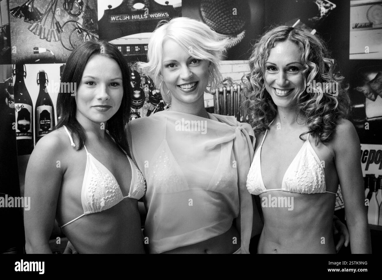 Eurodisco-Act KARAJA bei der Popfactory-TV-Show von ITV in Porth, Südwales, Großbritannien am 24. September 2002. Foto: ROB WATKINS. INFO: Ivana Karaja (* 1978 in Berlin) ist eine deutsche Tanz- und Popmusikerin. Ihre Single She Moves (La La La) aus dem Jahr 2002 war weltweit ein großer Erfolg. Im Oktober desselben Jahres erreichte der Track Platz 42 in den UK Singles Charts, wo sie einfach als Karaja abgerechnet wurde Stockfoto