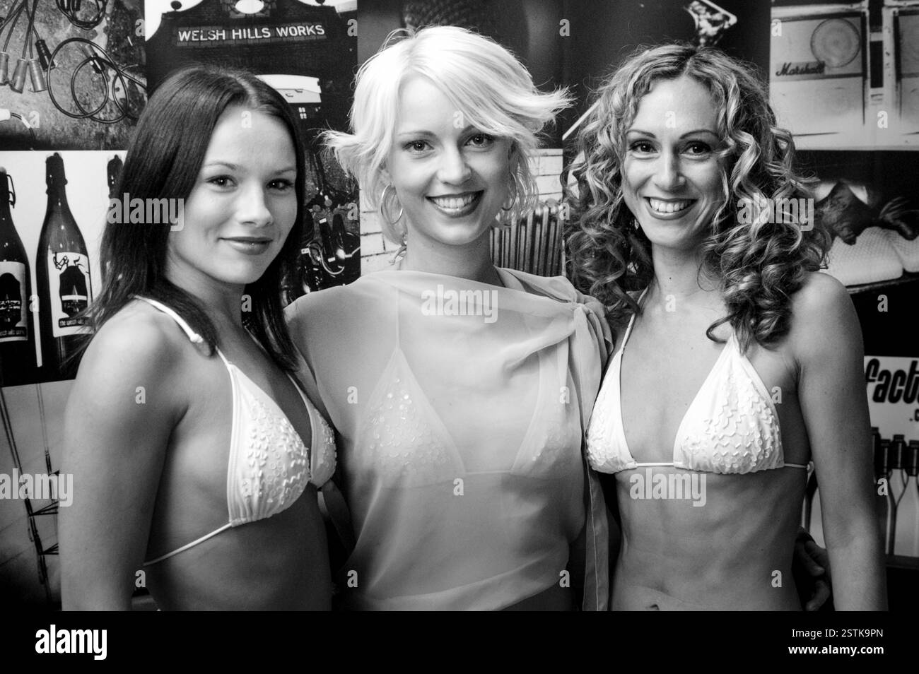 Eurodisco-Act KARAJA bei der Popfactory-TV-Show von ITV in Porth, Südwales, Großbritannien am 24. September 2002. Foto: ROB WATKINS. INFO: Ivana Karaja (* 1978 in Berlin) ist eine deutsche Tanz- und Popmusikerin. Ihre Single She Moves (La La La) aus dem Jahr 2002 war weltweit ein großer Erfolg. Im Oktober desselben Jahres erreichte der Track Platz 42 in den UK Singles Charts, wo sie einfach als Karaja abgerechnet wurde Stockfoto