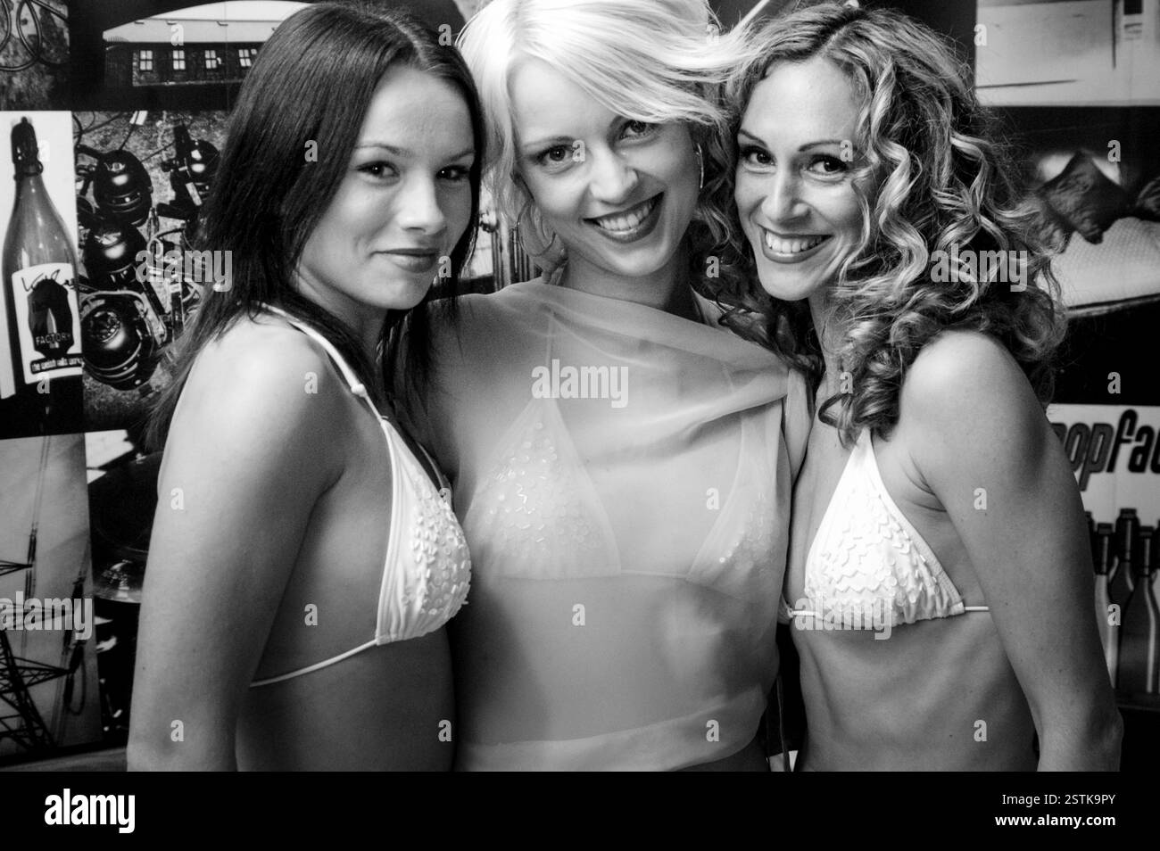 Eurodisco-Act KARAJA bei der Popfactory-TV-Show von ITV in Porth, Südwales, Großbritannien am 24. September 2002. Foto: ROB WATKINS. INFO: Ivana Karaja (* 1978 in Berlin) ist eine deutsche Tanz- und Popmusikerin. Ihre Single She Moves (La La La) aus dem Jahr 2002 war weltweit ein großer Erfolg. Im Oktober desselben Jahres erreichte der Track Platz 42 in den UK Singles Charts, wo sie einfach als Karaja abgerechnet wurde Stockfoto