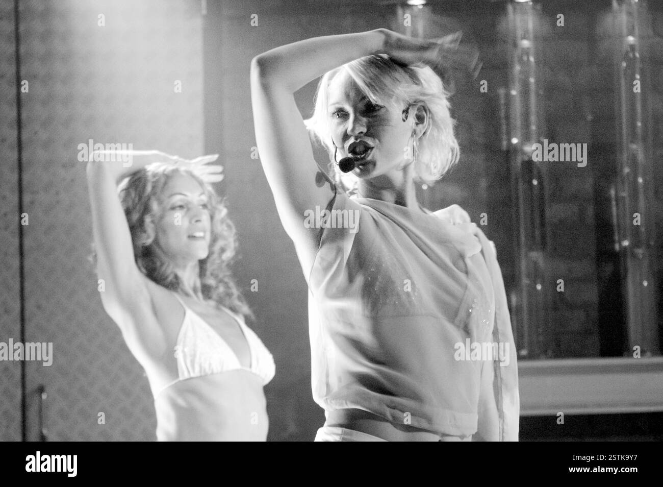 Eurodisco-Act KARAJA bei der Popfactory-TV-Show von ITV in Porth, Südwales, Großbritannien am 24. September 2002. Foto: ROB WATKINS. INFO: Ivana Karaja (* 1978 in Berlin) ist eine deutsche Tanz- und Popmusikerin. Ihre Single She Moves (La La La) aus dem Jahr 2002 war weltweit ein großer Erfolg. Im Oktober desselben Jahres erreichte der Track Platz 42 in den UK Singles Charts, wo sie einfach als Karaja abgerechnet wurde Stockfoto