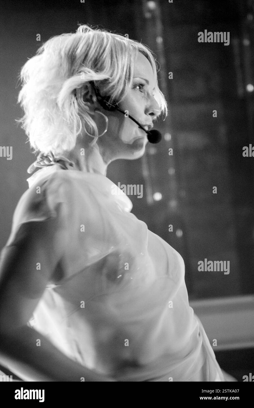 Eurodisco-Act KARAJA bei der Popfactory-TV-Show von ITV in Porth, Südwales, Großbritannien am 24. September 2002. Foto: ROB WATKINS. INFO: Ivana Karaja (* 1978 in Berlin) ist eine deutsche Tanz- und Popmusikerin. Ihre Single She Moves (La La La) aus dem Jahr 2002 war weltweit ein großer Erfolg. Im Oktober desselben Jahres erreichte der Track Platz 42 in den UK Singles Charts, wo sie einfach als Karaja abgerechnet wurde Stockfoto