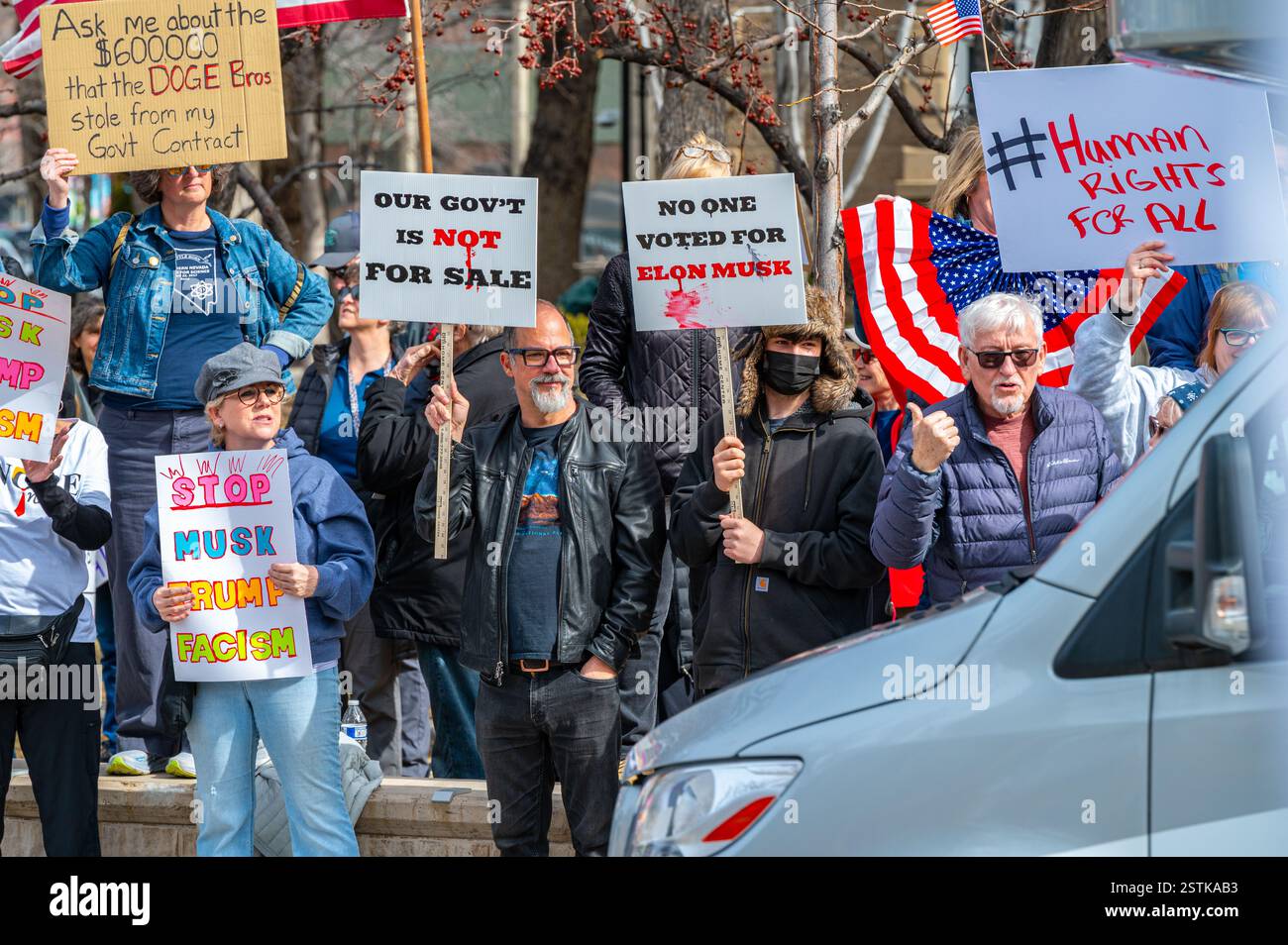 Demonstranten mit verschiedenen Anti-Musk- und Korruptionszeichen treten beim Protest „nicht mein Präsident“ in der Nähe des Kapitols mit Autofahrern in Kontakt. Stockfoto