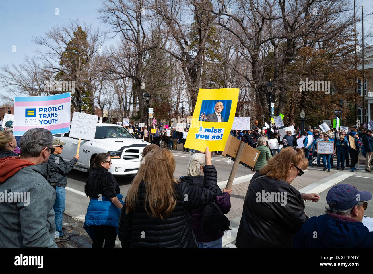 Eine Frau hält beim Protest „Not My President“ in der Nähe des Kapitols ein Obama-Schild mit dem Aufdruck „Ich vermisse dich so“ in der Nähe eines „Protect Trans Youth“-Schildes. Stockfoto