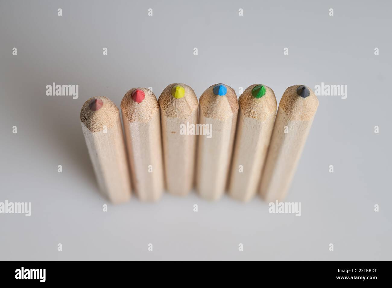 Sechs rohe Holzstifte auf weißem Hintergrund Stockfoto