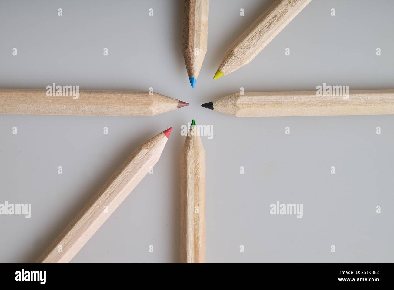 Sechs rohe Holzstifte auf weißem Hintergrund Stockfoto