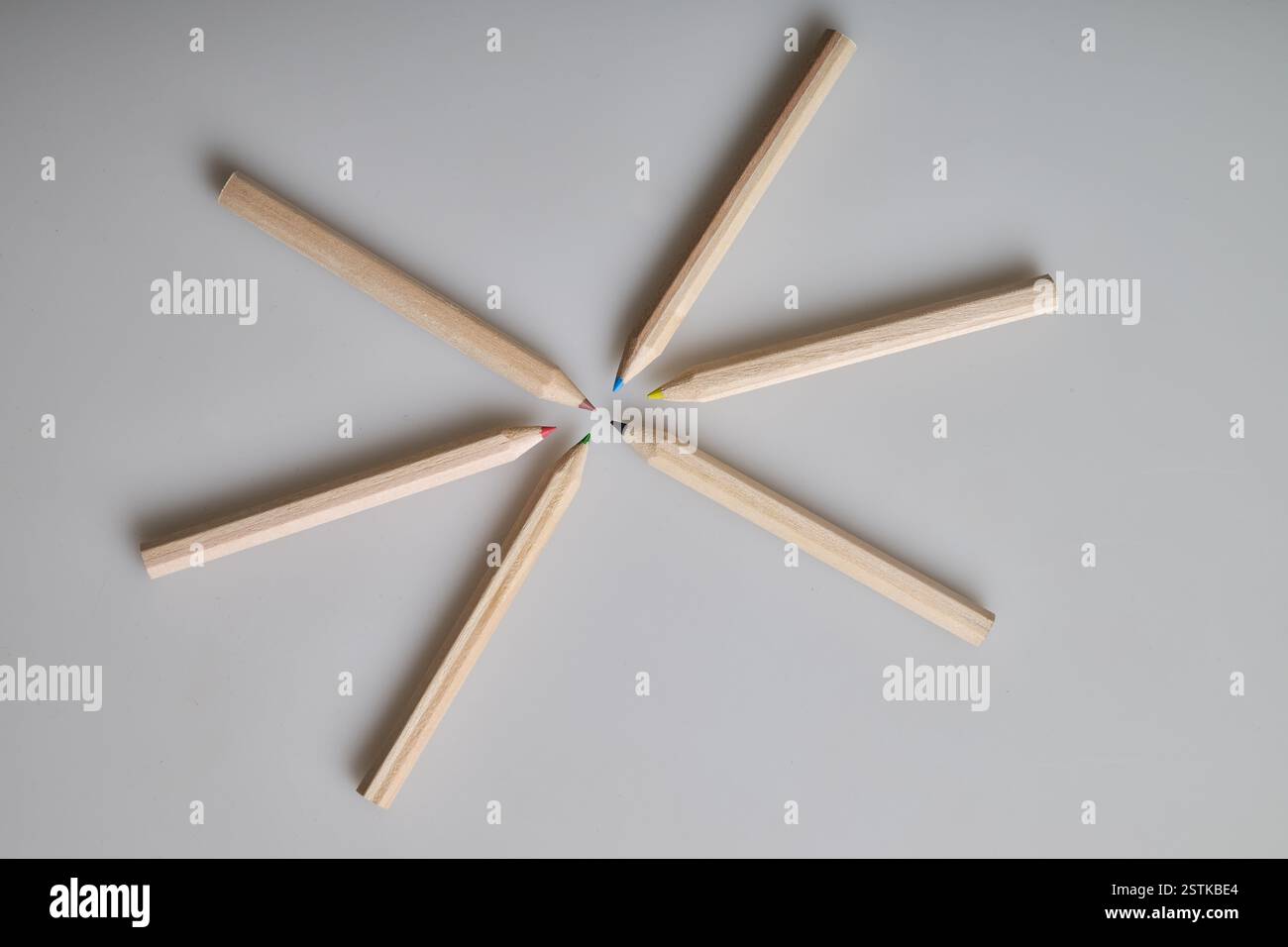 Sechs rohe Holzstifte auf weißem Hintergrund Stockfoto