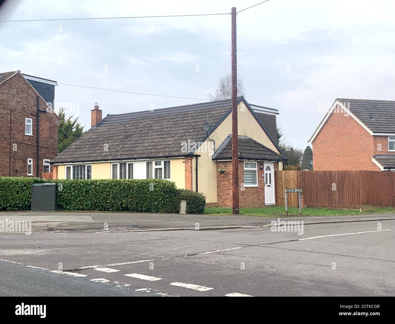Firs View Drive Duston Northampton Bungalow Street Meadow Close Waters lebten hier Gärtner, die Blumen außerhalb Northamptonshire, Großbritannien, verkauften - Smartphone-aufgenommenes Stockfoto