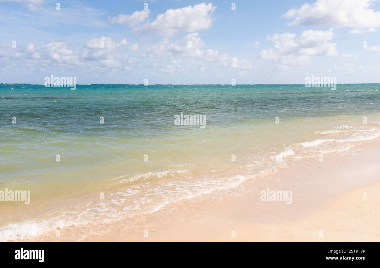 Ruhige Meereswellen am Sandstrand Stockfoto
