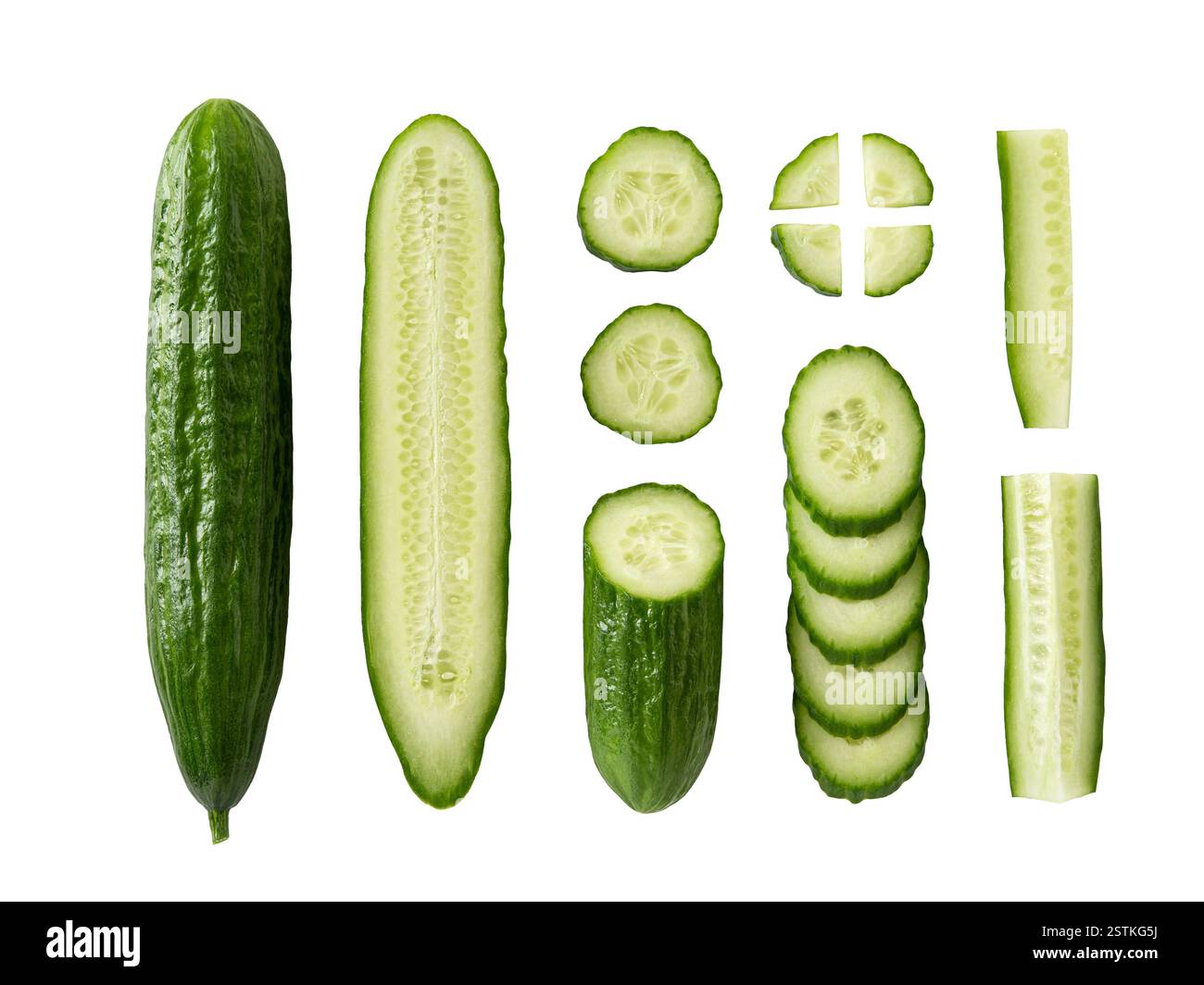 Satz roher grüner Gurken ganz, längs geschnitten, halb und in Scheiben isoliert auf weißem Hintergrund. Bio-Gemüse, vegetarische Lebensmittel, niedrige Kal Stockfoto