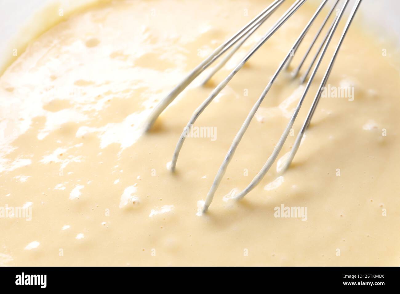 Schneebesen und eine Schüssel Teig, Nahansicht Stockfoto