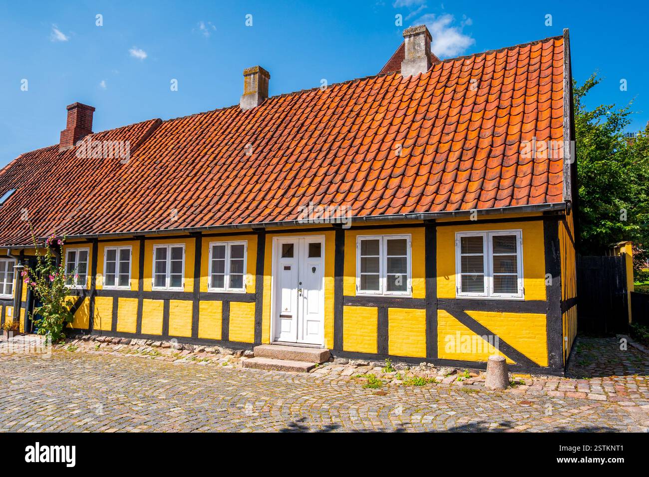 Gelbes Fachwerkhaus mit rotem Ziegeldach in der Altstadt von Svendborg auf der Insel Fünen, Süddänemark Stockfoto