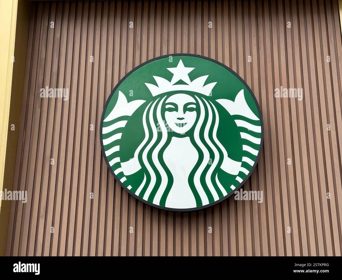 Nanning, China - 13. Januar. 2024: Starbucks Coffee Shop Schild. Starbucks Corporation ist ein weltweit tätiges US-amerikanisches Kaffeeunternehmen und Kaffeehauskette. Stockfoto