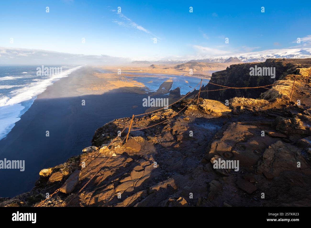 Blick auf den Strand Solheimfjara von der Klippe Dyrhólaey bei Sonnenaufgang. Vík í Mýrdal, Südisland, Island, Nordeuropa. Stockfoto
