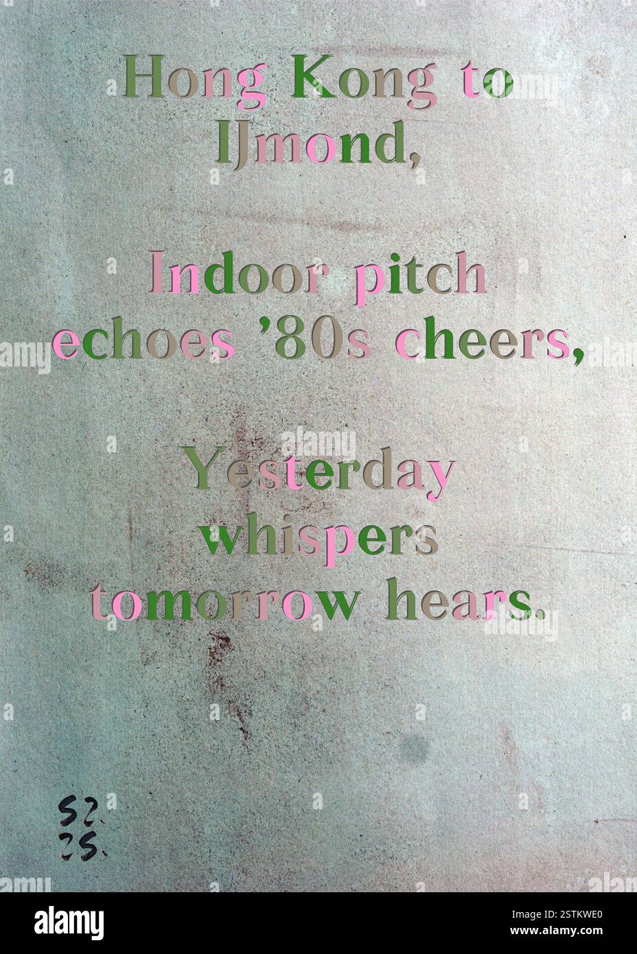 Hongkong nach IJmond, Indoor Pitch hallt den 80er-Jubel, gestern flüstert morgen. Gabriel del Rocio's Silberne Schriftstellergilde. Kunst von Zsuzsa Szikra. Poetry Art Print, Triplumes ist eine einzigartige poetische Form, die vom traditionellen Haiku inspiriert ist und aus drei Linien besteht, die Momente der Klarheit, der Emotionen und der Einsicht einfangen. In unserer Kollektion setzen wir uns für die Freiheit der Sprache ein, in der das Vermischen von Wörtern und das Entfernen von Bindestrichen mehr ist als eine stilistische Wahl – sie ist eine Möglichkeit, Einheit und Nähe zwischen Ideen zu vermitteln und einen fließenden, kompakten Ausdruck zu schaffen, der mit den Rhythmen des modernen l übereinstimmt Stockfoto