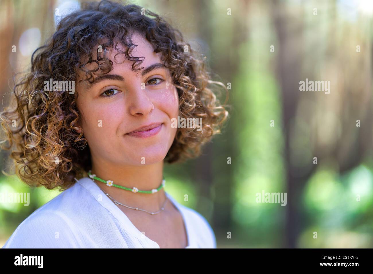Nahaufnahme einer Person mit lockigem Haar, die die Textur und natürliche Schönheit ihres einzigartigen Haartyps zeigt. Stockfoto
