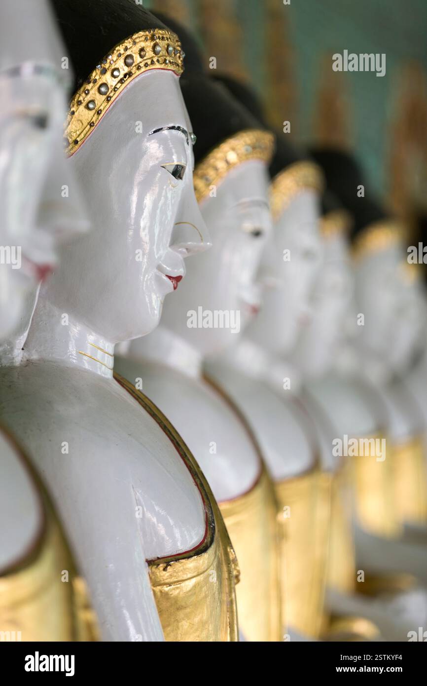 (Myanmar, Mandalay, Reihe von Buddhastatuen im Tempel. Stockfoto