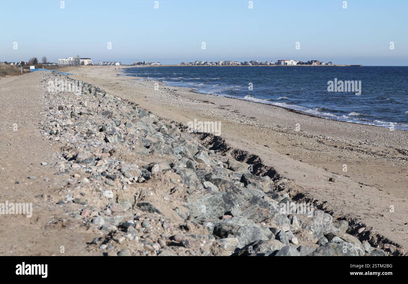 19. Februar 2025, Schleswig-Holstein, Schönhagen: Ansicht eines Abschnitts des neuen Deiches auf der Baustelle auf einem Deichabschnitt an der Ostsee bei Schönhagen. Die schwere Ostseestürmflut im Oktober 2023 beschädigte den Deich bei Schönhagen schwer. Die Deichbaustelle sollte bis Ostern fertiggestellt sein. Foto: Christian Charisius/dpa Stockfoto
