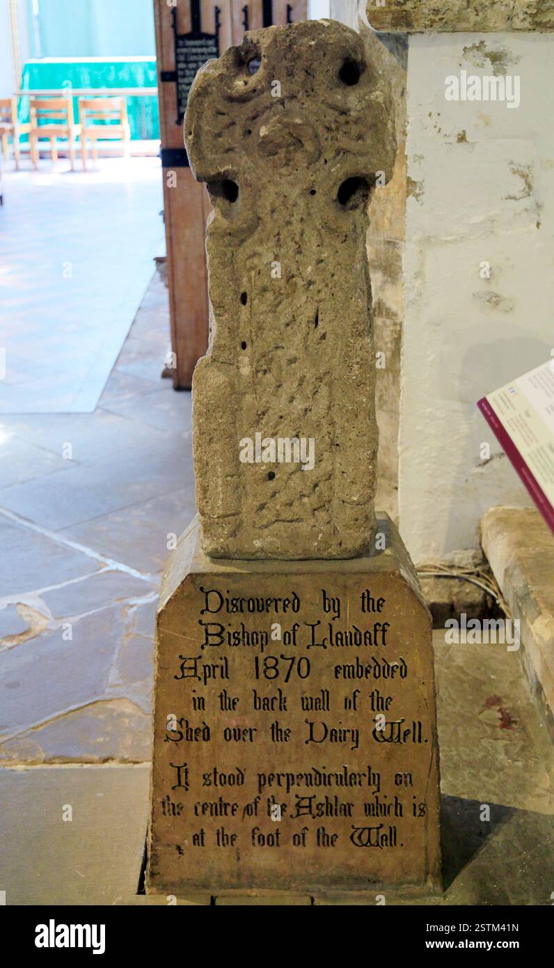 Ende des 10. Und frühen 11. Jahrhunderts gegossenes Säulenkreuz, Llandaff Cathedral, Llandaff, Cardiff, Südwales. Stockfoto