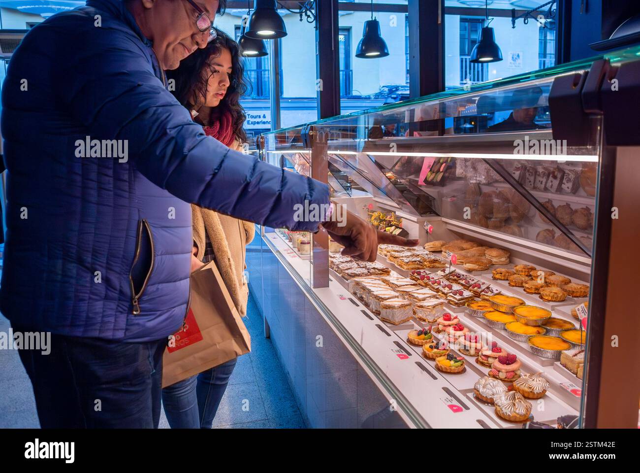 Madrid, Spanien, Szenen in lokalem Lebensmittelmarkt, San Miguel Markt, Markt, People man Shopping, Spanische Bäckerei Shop, Auswahl An Gebäck, Glasetui Stockfoto Madrid, Spanien, Szenen in lokalem Lebensmittelmarkt, San Miguel Markt, Markt, People man Shopping, Spanische Bäckerei Shop, Auswahl An Gebäck, Glasetui Stockfoto