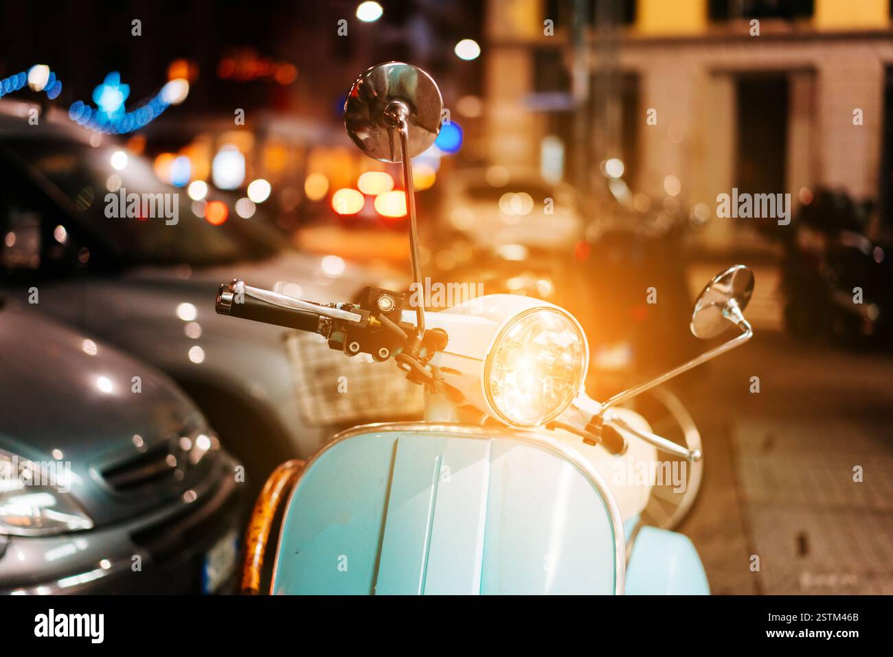 Hellblau retro Roller auf der Straße Stockfoto