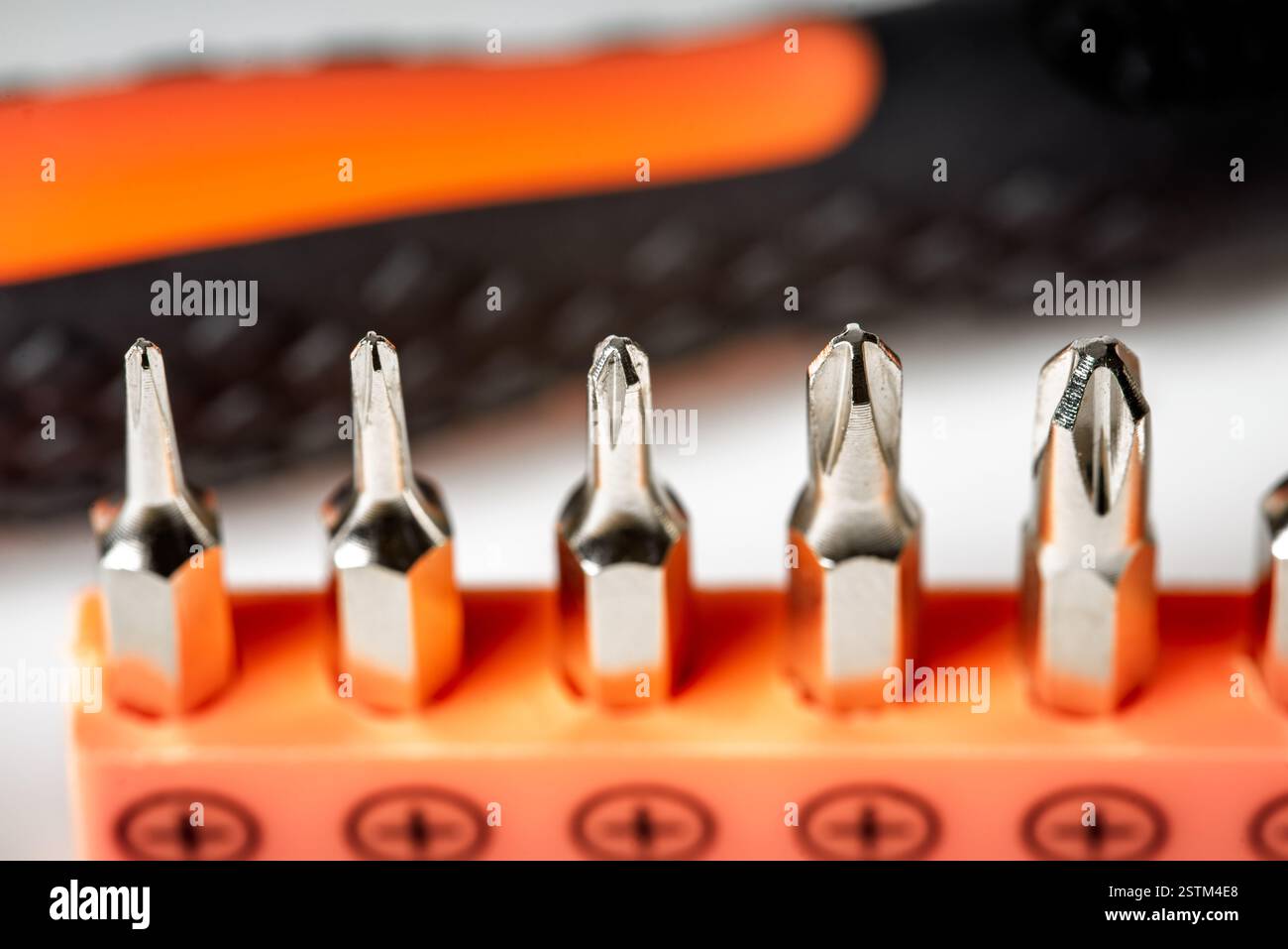 Detail der magnetischen Präzisionsschraubendreher-Bits von Phillips auf weißem Hintergrund Stockfoto