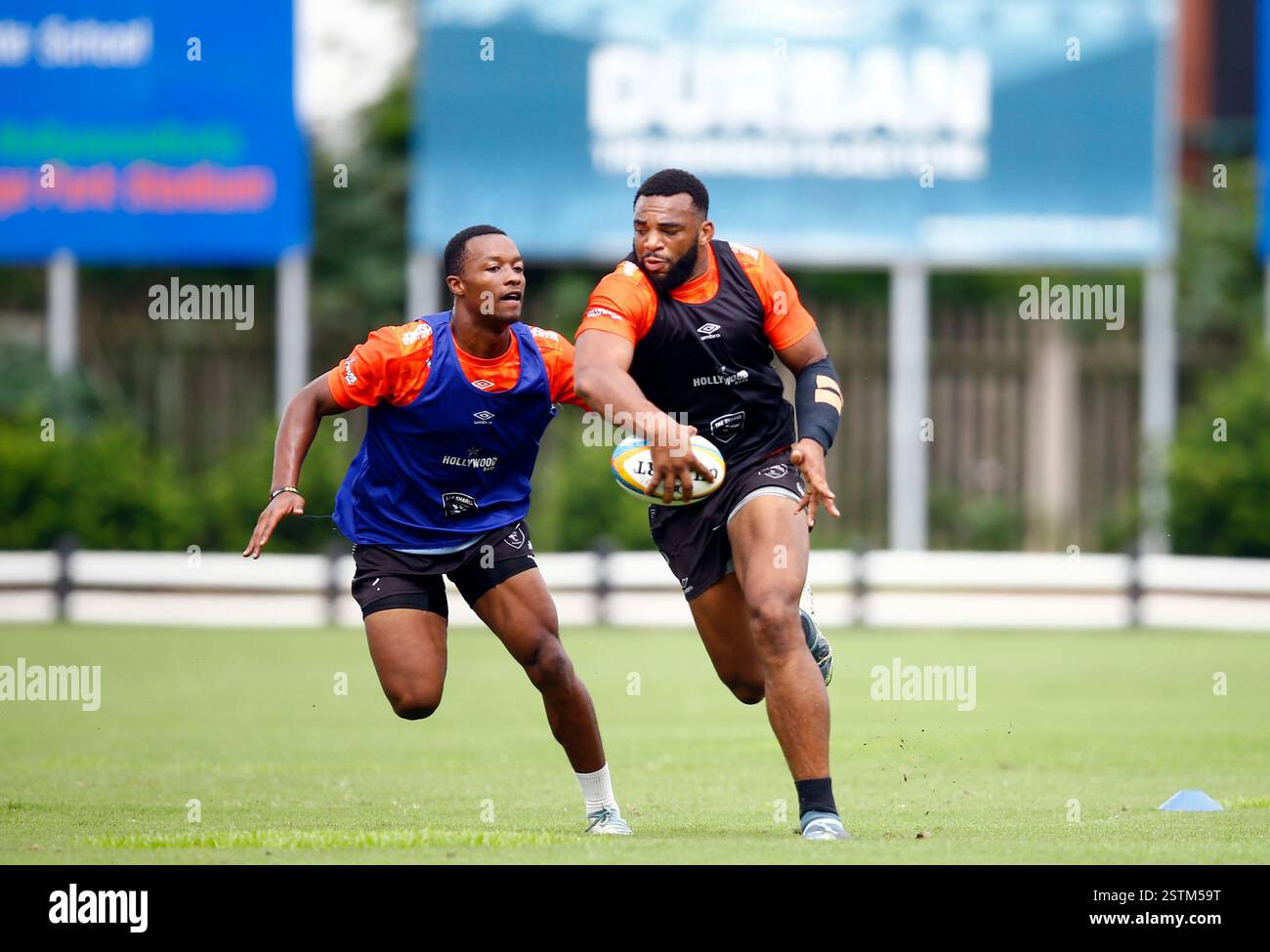 Obligatorischer Credit: Foto von Steve Haag Sports/Shutterstock (15159035af)Vincent Tshituka von den Hollywoodbets Haien und Litelihle Bester von den Hollywoodbets Haien während des URC Trainings. Hollywoodbets Sharks URC Training, United Rugby Championship, Hollywoodbets Kings Park Stadium, Durban, Südafrika - 19. Februar 2025 Stockfoto