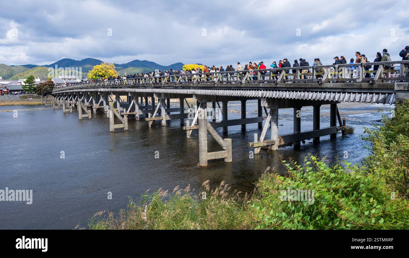 Togetsukyo Bridge, voller Menschen, Arashiyama, Kyoto, Japan Stockfoto