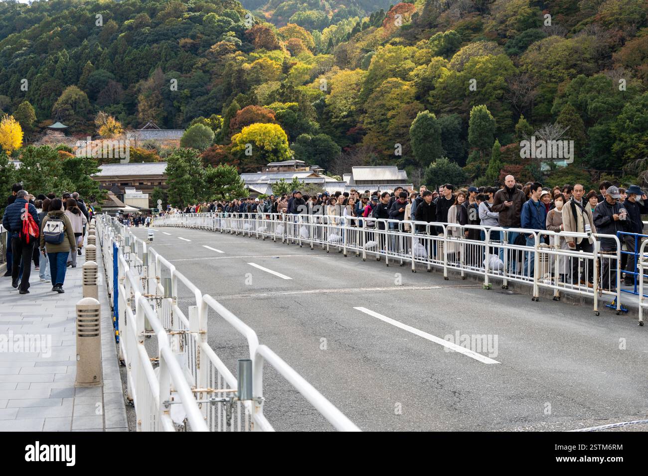 Menschen, die über die Togetsukyo-Brücke in Arashyama, Kyoto, Japan laufen Stockfoto