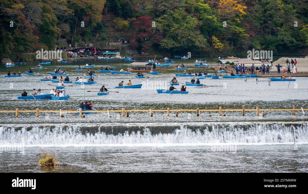 Der Katsura River und Boote im Herbst in Arahiyama, Kyoto, Japan Stockfoto
